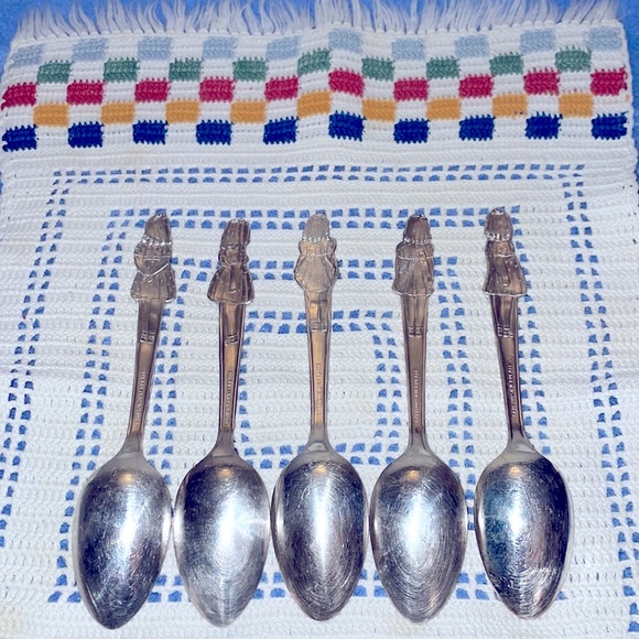 Vintage 1900-1940 Carlton Silver Plated Dionne Quintuplets Set of 5 Spoons. - Picture 4 of 5